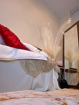 AureliaDoux online show from October 1, 2025, 4:02 pm