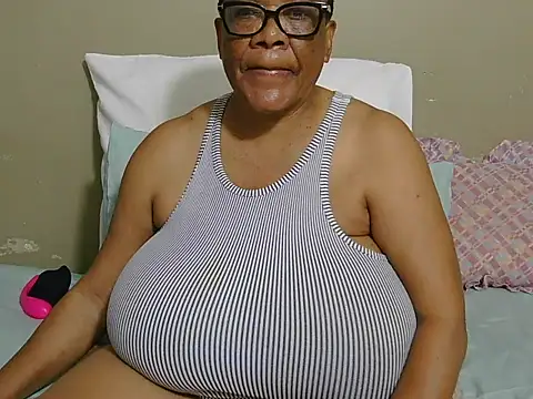 Snapshot of DairyQueen2 chatting on May 4, 2026, 10:06 pm DairyQueen2 online show from May 4, 2026, 10:06 pm