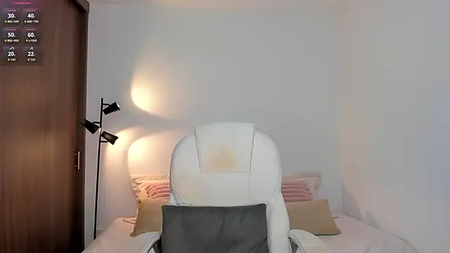 RebeccaBaxter online show from April 28, 2026, 12:09 am