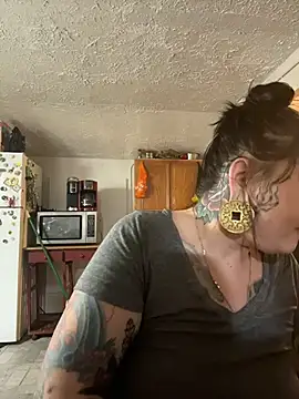 Snapshot of evacheers chatting on December 23, 2025, 10:24 am evacheers online show from December 23, 2025, 10:24 am