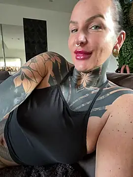 Snapshot of InkedBiitch chatting on June 3, 2026, 4:37 am InkedBiitch online show from June 3, 2026, 4:37 am