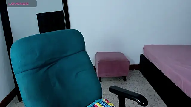 Snapshot of MaiaPetitte_ chatting on December 30, 2024, 1:25 pm MaiaPetitte online show from December 30, 2024, 1:25 pm