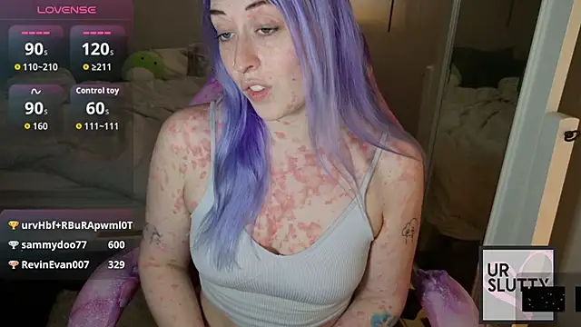 Snapshot of ursluttygf chatting on April 24, 2026, 6:21 pm ursluttygf online show from April 24, 2026, 6:21 pm