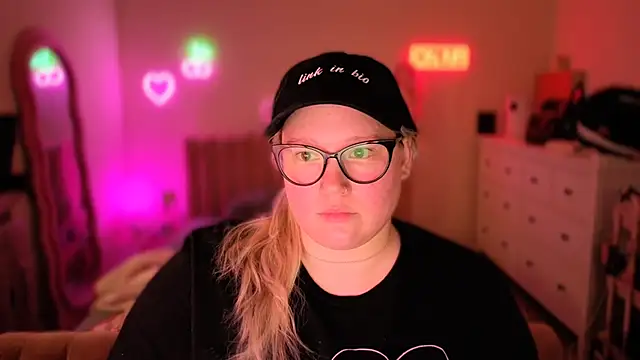 PiggyRose online show from October 18, 2025, 12:02 am