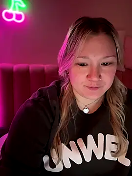 PiggyRose online show from December 14, 2025, 3:45 am