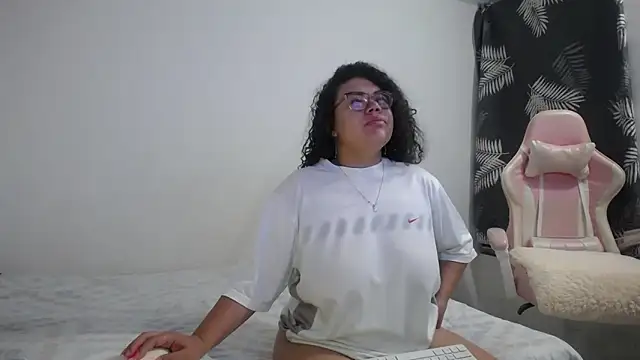 mabigomez00 online show from November 4, 2025, 9:19 am