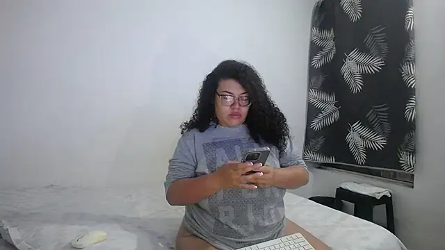 mabigomez00 online show from April 15, 2026, 9:16 am