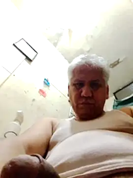 Snapshot of Momlover2022 chatting on April 8, 2026, 9:15 pm Momlover2022 online show from April 8, 2026, 9:15 pm