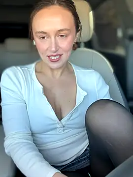 lunagirl13 online show from October 31, 2025, 5:03 pm