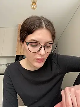 little belucci online show from February 5, 2025, 12:27 pm