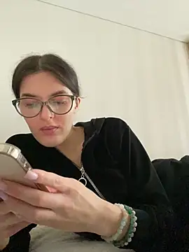 little belucci online show from November 19, 2025, 10:59 am