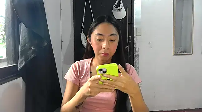 Snapshot of ErikaJayne4u chatting on December 5, 2024, 4:20 am ErikaJayne4u online show from December 5, 2024, 4:20 am