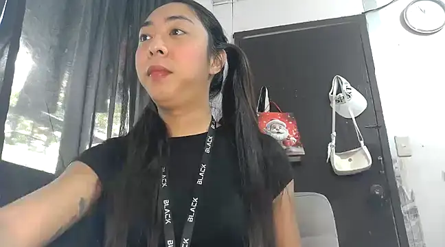 Snapshot of ErikaJayne4u chatting on December 22, 2024, 3:55 am ErikaJayne4u online show from December 22, 2024, 3:55 am