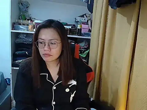 Snapshot of crizzybel chatting on May 3, 2026, 8:15 pm crizzybel online show from May 3, 2026, 8:15 pm