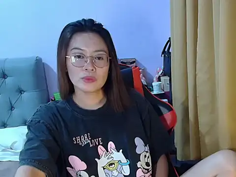 Snapshot of crizzybel chatting on July 7, 2026, 11:03 am crizzybel online show from July 7, 2026, 11:03 am