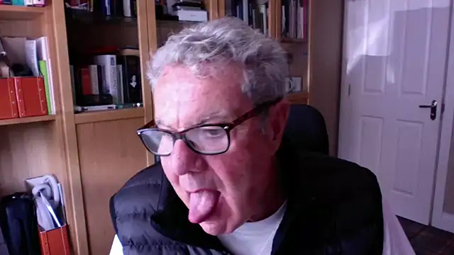 Snapshot of Oldpistolpete chatting on October 6, 2025, 12:57 pm Oldpistolpete online show from October 6, 2025, 12:57 pm