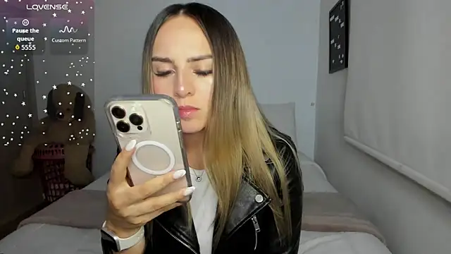 sophi mooreno online show from April 8, 2026, 1:27 am