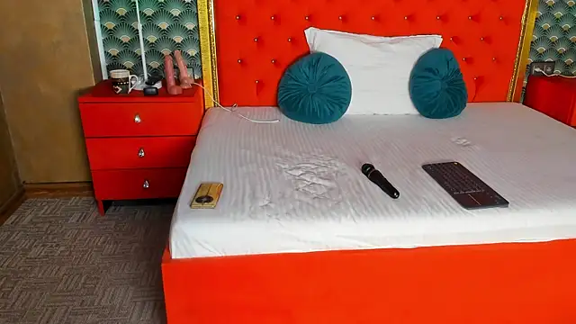 VallerieJones online show from October 24, 2025, 7:43 pm