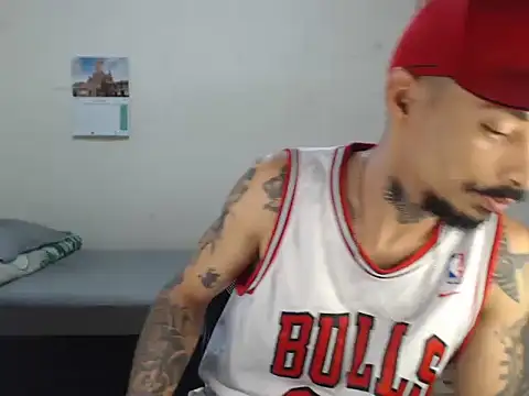 emiliano hottt online show from March 27, 2026, 10:09 pm