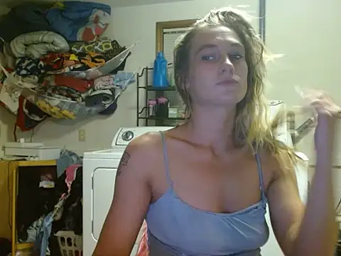 Snapshot of missymilf chatting on October 17, 2025, 3:31 am missymilf online show from October 17, 2025, 3:31 am
