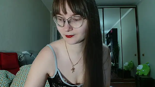 KiraGoldens online show from April 7, 2026, 6:14 am