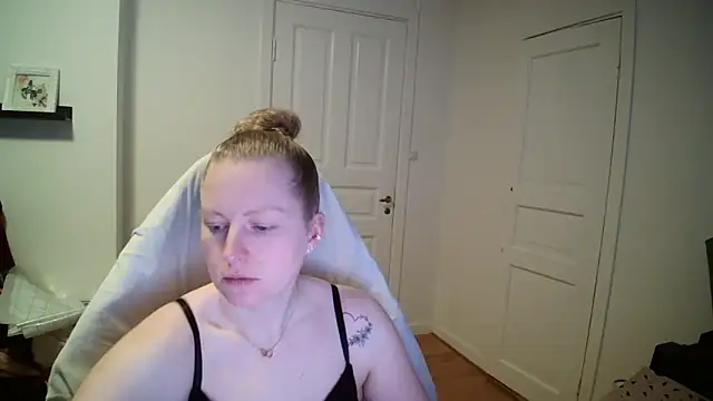 Snapshot of Girlnina-1995 chatting on March 5, 2026, 9:27 am Girlnina-1995 online show from March 5, 2026, 9:27 am