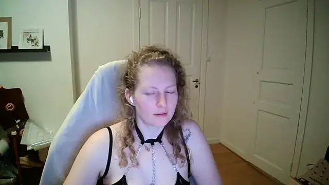 Snapshot of Girlnina-1995 chatting on March 16, 2026, 6:34 pm Girlnina-1995 online show from March 16, 2026, 6:34 pm