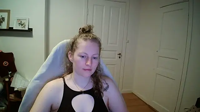 Snapshot of Girlnina-1995 chatting on March 17, 2026, 6:39 am Girlnina-1995 online show from March 17, 2026, 6:39 am