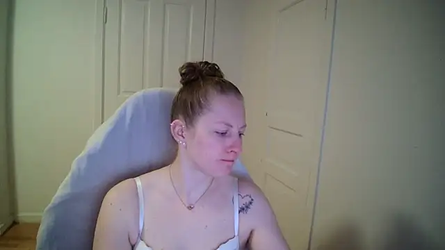 Snapshot of Girlnina-1995 chatting on April 1, 2026, 7:31 am Girlnina-1995 online show from April 1, 2026, 7:31 am