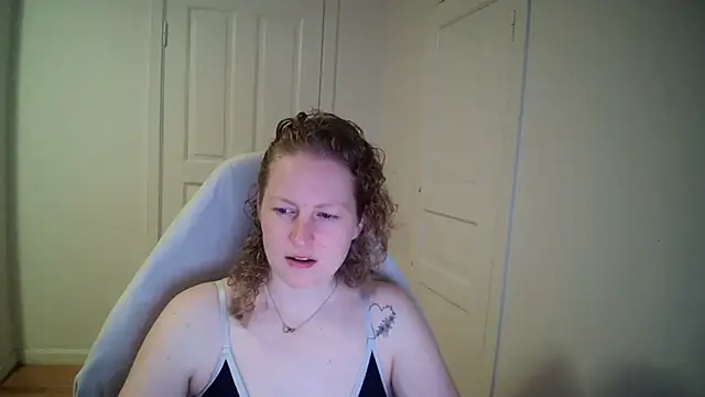 Snapshot of Girlnina-1995 chatting on April 7, 2026, 7:20 am Girlnina-1995 online show from April 7, 2026, 7:20 am