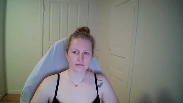 Snapshot of Girlnina-1995 chatting on April 16, 2026, 2:29 pm Girlnina-1995 online show from April 16, 2026, 2:29 pm