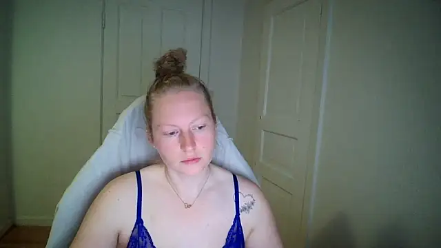 Girlnina-1995 online show from May 20, 2026, 6:08 am