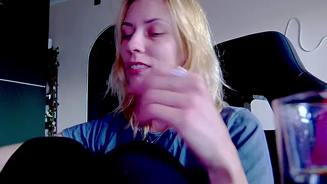 karo123421 online show from October 1, 2025, 12:00 pm