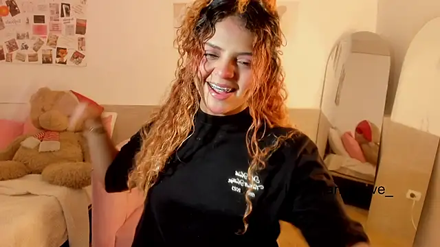 ValienteGirl  online show from October 5, 2025, 7:34 pm