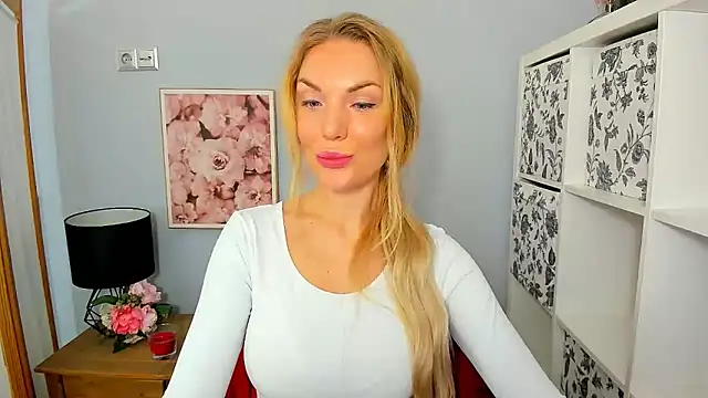 AulloraHoney online show from December 3, 2024, 9:22 am