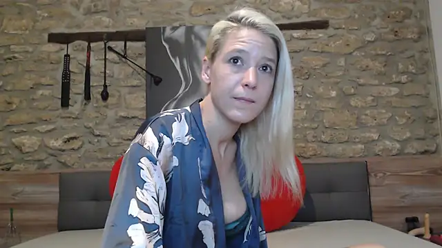 Naschkatze01 online show from December 17, 2025, 10:32 am