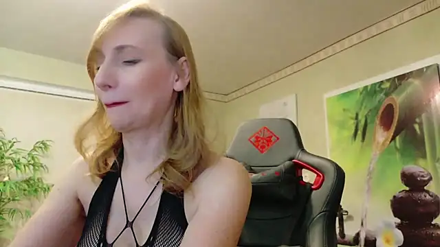 Snapshot of HotLana69 chatting on February 10, 2025, 6:24 pm HotLana69 online show from February 10, 2025, 6:24 pm