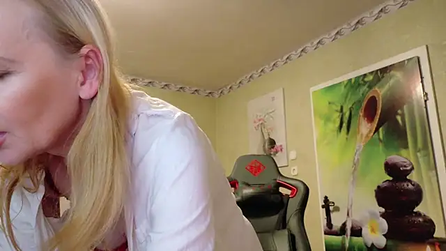 Snapshot of HotLana69 chatting on October 16, 2025, 5:58 pm HotLana69 online show from October 16, 2025, 5:58 pm