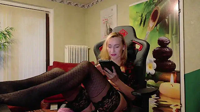 Snapshot of HotLana69 chatting on October 19, 2025, 4:18 pm HotLana69 online show from October 19, 2025, 4:18 pm