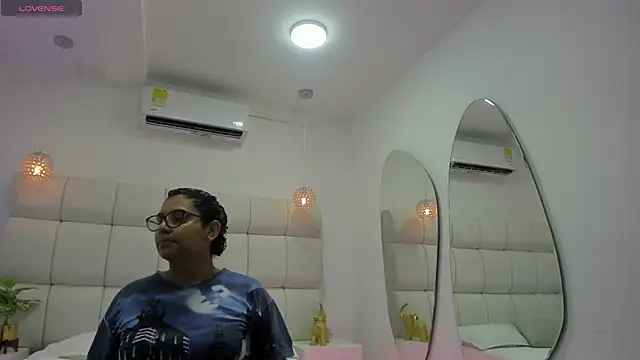 DanielleEvans  online show from November 30, 2025, 11:14 am