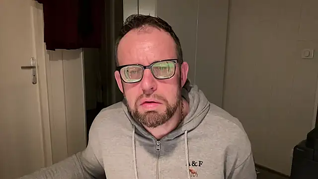 Snapshot of FABIOGLASSES chatting on December 22, 2024, 7:42 pm FABIOGLASSES online show from December 22, 2024, 7:42 pm