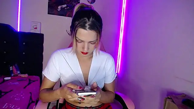 Snapshot of yuliana_19 chatting on October 18, 2025, 2:40 pm yuliana 19 online show from October 18, 2025, 2:40 pm