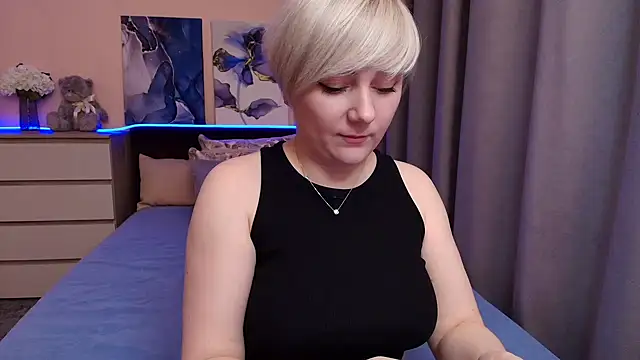 Snapshot of BlondPearl chatting on July 6, 2026, 7:49 pm BlondPearl online show from July 6, 2026, 7:49 pm