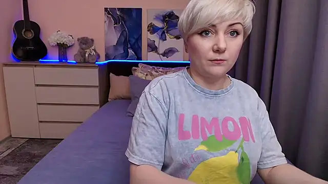 Snapshot of BlondPearl chatting on July 15, 2026, 9:53 pm BlondPearl online show from July 15, 2026, 9:53 pm