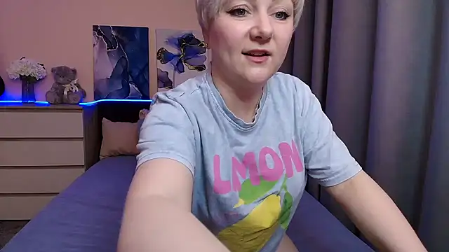 Snapshot of BlondPearl chatting on July 16, 2026, 8:37 pm BlondPearl online show from July 16, 2026, 8:37 pm