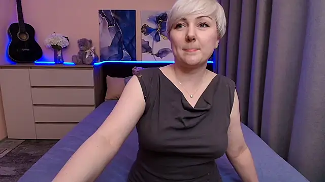 Snapshot of BlondPearl chatting on July 28, 2026, 8:52 pm BlondPearl online show from July 28, 2026, 8:52 pm