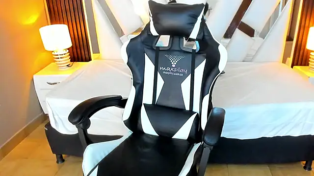 Linda4Petite online show from October 8, 2025, 6:05 pm