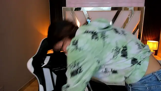 Linda4Petite online show from February 22, 2026, 1:42 pm