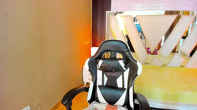 Linda4Petite online show from April 1, 2026, 6:16 pm