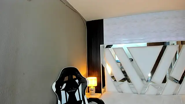 Snapshot of Linda4Petite chatting on May 1, 2026, 6:34 pm Linda4Petite online show from May 1, 2026, 6:34 pm